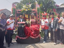 Carnaval Tahunan Desa Kemang, Warga Berdandan Ala Kades dan Bu Kades saat jadi Pengantin