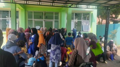 Ribuan Warga Kecamatan Kemang Antre Pembagian KKS