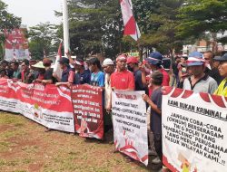 Minta PT Kahuripan Raya Sisakan Lahan Hijau, Jajaka Desa Iwul Gelar Aksi Damai di Halaman Kantor Kecamatan Parung