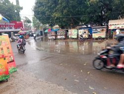 Drainase Tidak Diurus, Jalan di Alun-alun Jonggol Banjir saat Hujan