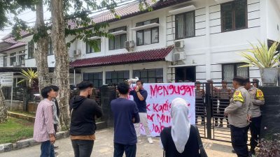 Mahasiswa Geruduk Disdik Kabupaten Bogor Tuntuk Kadisdik Klarifikasi Dugaan Pemotongan Gaji Guru Honorer