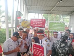 Peringati Hari Sumpah Pemuda, KAI Commuter Bagikan Berbagai Souvenir kepada Penumpang