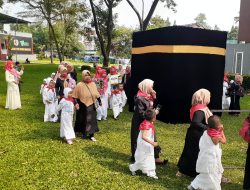 Gelar Peragaan Manasik Haji, Himpaudi Kecamatan Kemang Libatkan Ibu Anak Didik