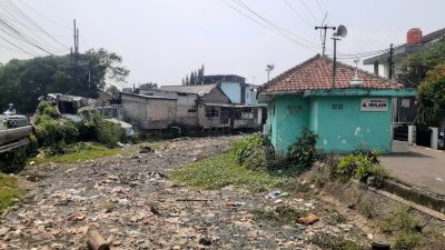 Masuk Musim Penghujan, Kali Cidepit Masih Kering dan Dipenuhi Sampah Rumah Tangga