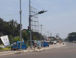 Papan Reklame di Jalan Raya Kemang-Salabenda Ancam Keselamatan Pengguna Jalan