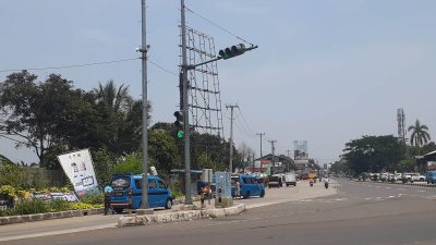 Papan Reklame di Jalan Raya Kemang-Salabenda Ancam Keselamatan Pengguna Jalan