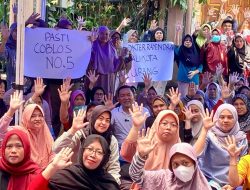 Dokter Rayendra Dikerubuti Emak-Emak Bawa Poster, Begini Isi Tulisannya