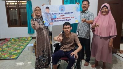 Bantu Penyandang Disabilitas, Suara Muda Istimewa Salurkan 3 Kursi Roda dari Cabup Rudy Susmanto