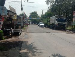 Jadi Biang Kemacetan, Warga Gunungsindur Keluhkan Banyaknya Truk Tronton Parkir di Bahu Jalan