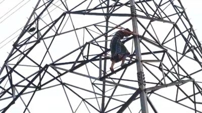 Wanita Panjat Tower Sutet Setinggi 30 Meter di Bojonggede, Begini Kronologi Lengkapnya