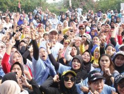 Senam Bareng Warga Tamansari, Cabup Bogor Rudy Susmanto ‘Dikeroyok’ Ribuan Emak-emak