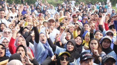 Senam Bareng Warga Tamansari, Cabup Bogor Rudy Susmanto ‘Dikeroyok’ Ribuan Emak-emak