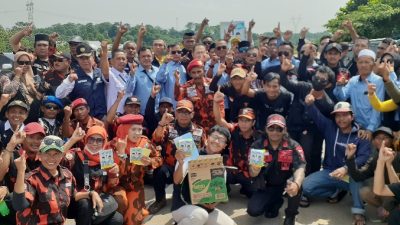 Jumat Berkah, Sahaja Dapil 6 dan Aliansi Ormas Kecamatan Kemang Bagikan Ribuan Kotak Snack