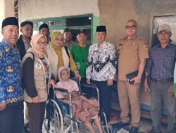 Camat Kemang Serahkan Bantuan Kursi Roda dan Kebutuhan Pokok ke Mak Supiyani