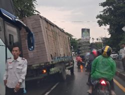 Gegara Baut Roda Truk Muatan Hebel Patah, Jalan Kemang-Parung Macet Total