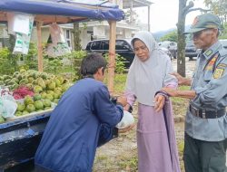 Tingkatkan Partisipasi Pemilih, Panitia TPS 02 Cileuksa Sediakan Ratusan Kilogram Buah Segar