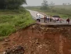 Tergerus Tanah Longsor, Akses Jalan Alternatif Puncak Dua di Babakan Madang Terputus