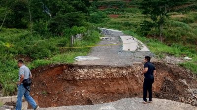 Jalur ke Puncak 2 Babakan Madang Tergerus Longsor, Warga Ngaku Kebingungan
