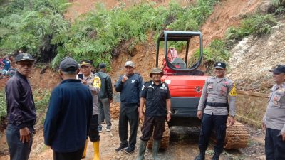 Akses Jalan Terputus, Muspika Sukajaya Bersama Warga Bersihkan Tanah Longsor