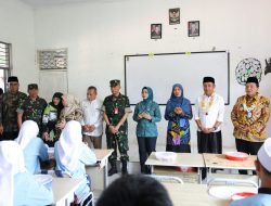 Pj Gubernur dan Pj Bupati Bogor Tinjau Pemberian Makan Bergizi Gratis di SMPN 3 Cibungbulang