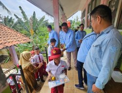 Dukung Program Prabowo, Yayasan Bhakti Cafe Bela Negara Bagikan Makan Siang Bergizi Gratis Untuk Anak SDN Karang Tengah 04