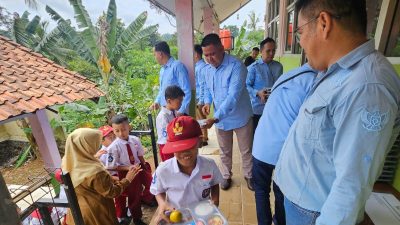 Dukung Program Prabowo, Yayasan Bhakti Cafe Bela Negara Bagikan Makan Siang Bergizi Gratis Untuk Anak SDN Karang Tengah 04