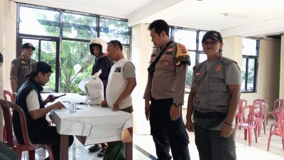436 Warga Desa Semplak Barat Kemang Terima Beras Bantuan Pangan 10 Kg Beras