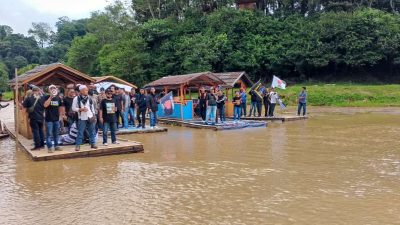 Pakai Rakit, Ratusan Warga Cigombong Unjuk Rasa Diatas Danau Lido
