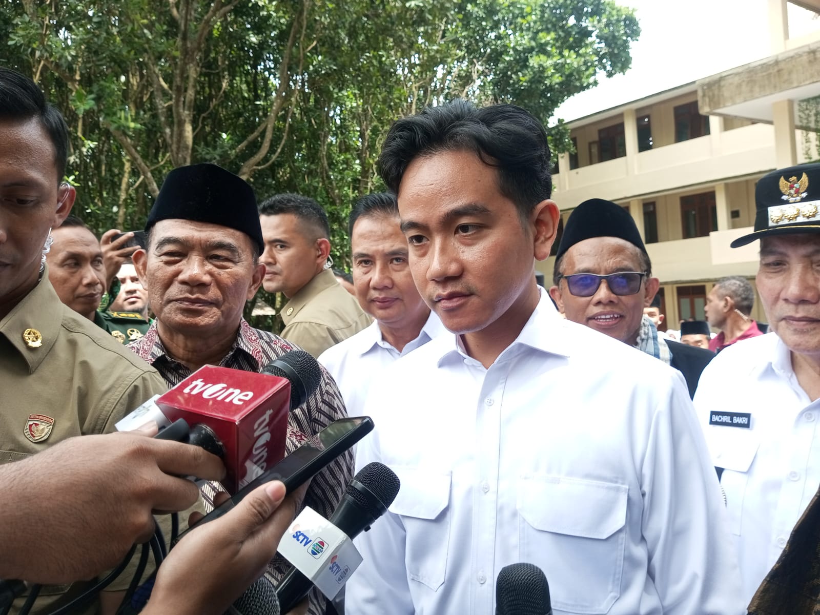 Disambut Antusias, Wapres Gibran Rakabuming Bagikan Makan Bergizi Gratis di Sekolah di Muhammadiyah Boarding School
