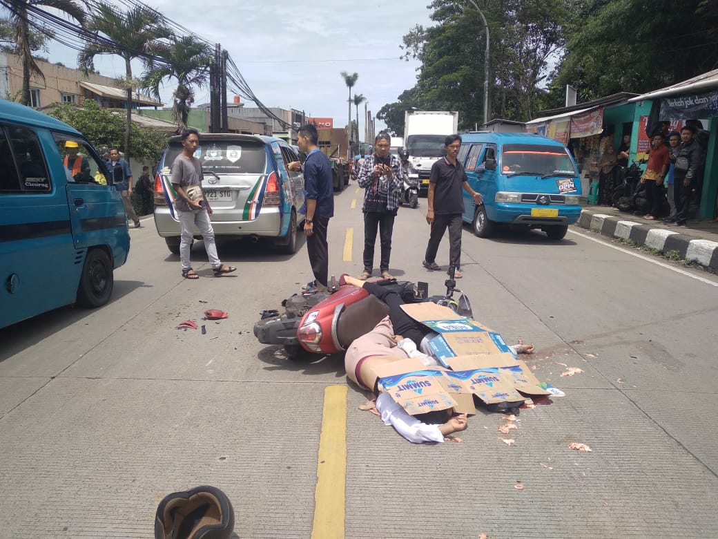 Tabrak Angkot, Pengendara Ini Tewas Terlindas Truk Tronton di Jalan Raya Bocimi