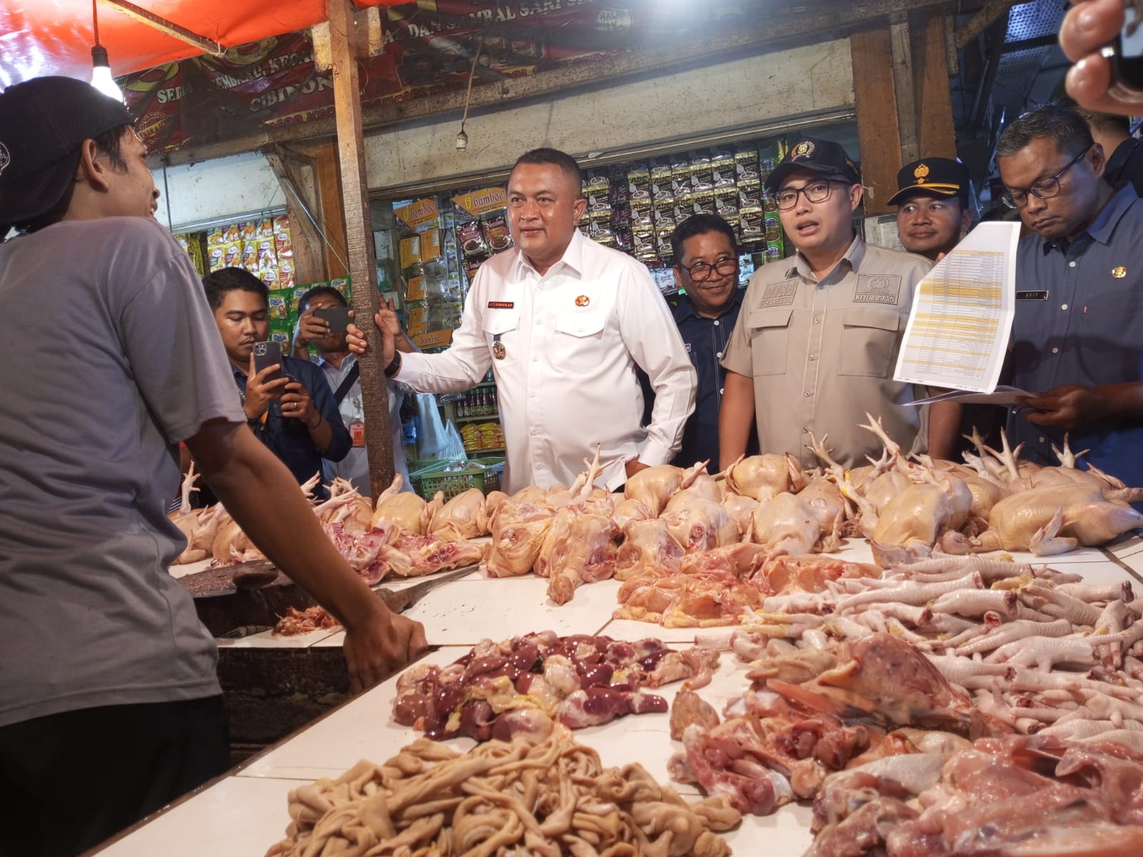 Sidak ke Pasar Cibinong, Bupati Rudy Susmanto Sebut Harga Minyak Goreng Naik Drastis dan Langka