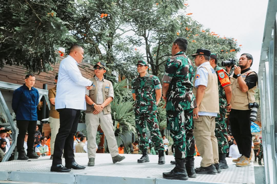 Bupati Rudy Susmanto Tinjau Pembangunan Jembatan Bailey di Cisarua: Permudah Akses Perekonomian Warga