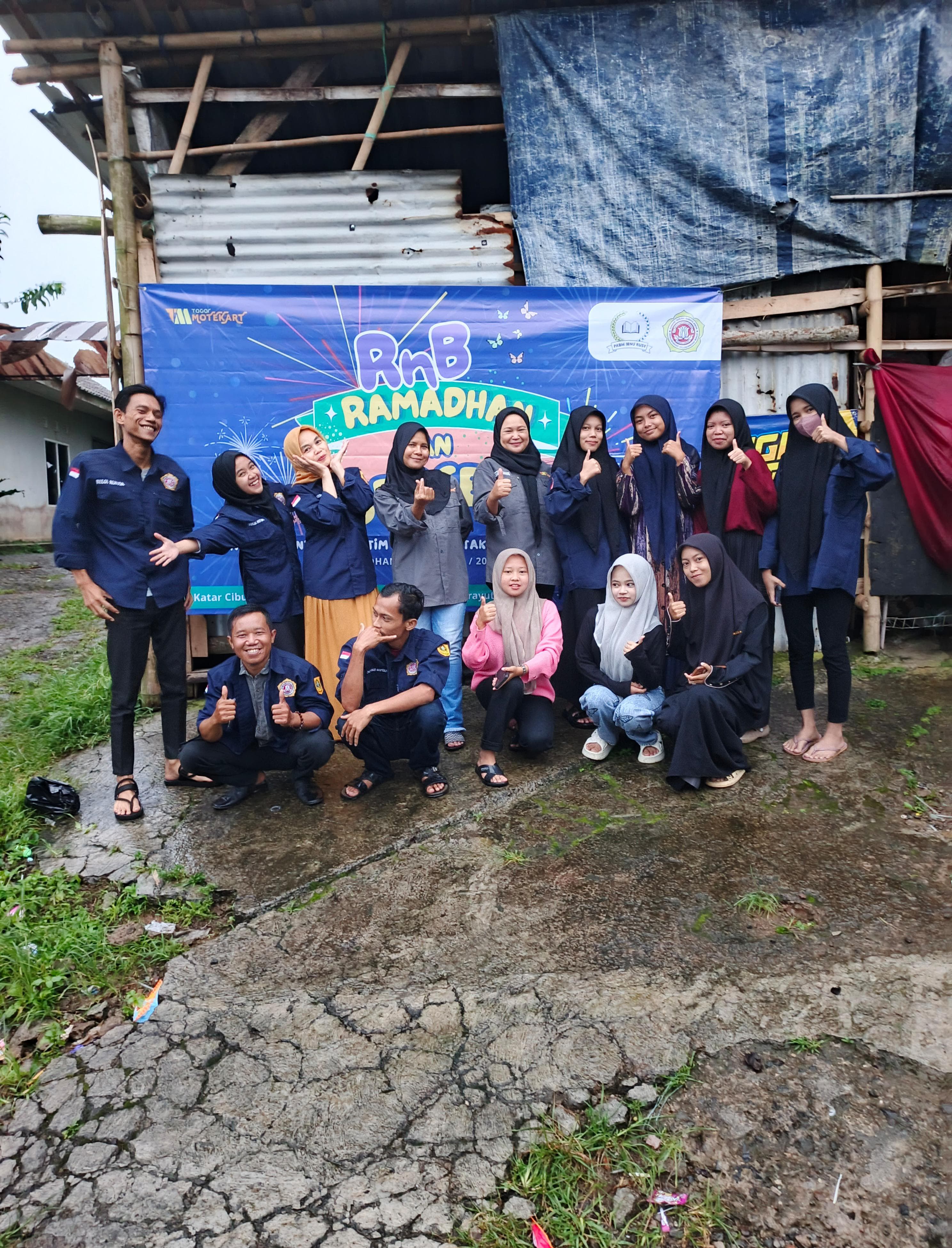 Katar Ciburayut bersama Tagar Motekar Bagikan 100 Paket Takjil Kepada Pengendara dan Pejalan Kaki