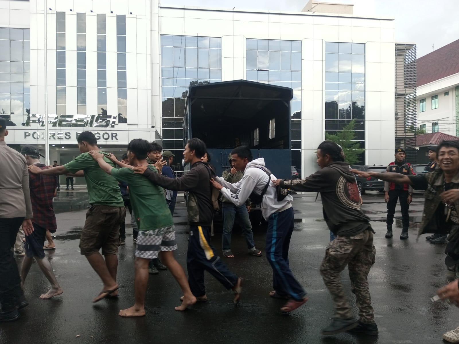 Marak Aksi Premanisme, Polres Bogor Ringkus 10 Anak Punk dan Juru Parkir Liar di Cibinong-Sukaraja