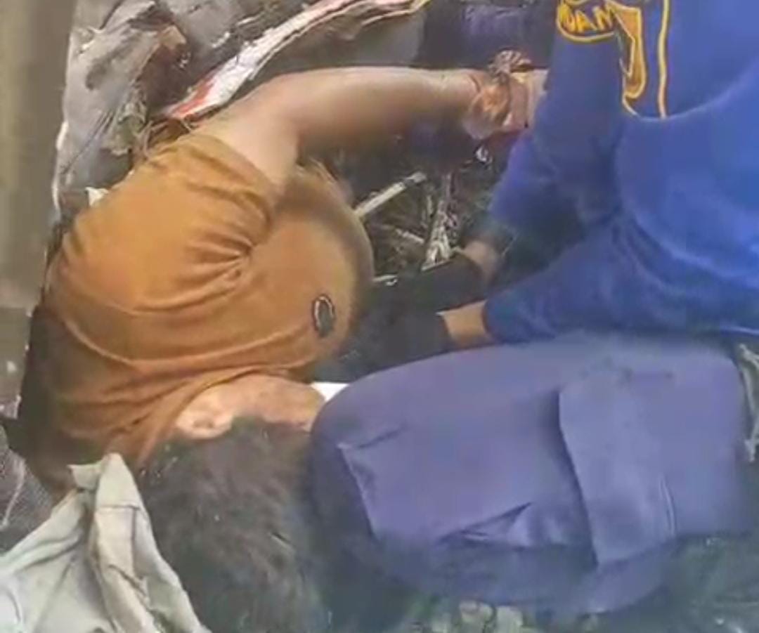 Truk Kontainer Terguling di Sentul, Sopir Terjepit