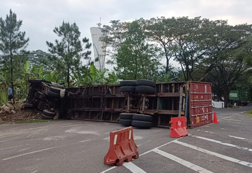 Gegara Microsleep, Truk Kontainer Tabrak Mobil dan Terguling di Sentul