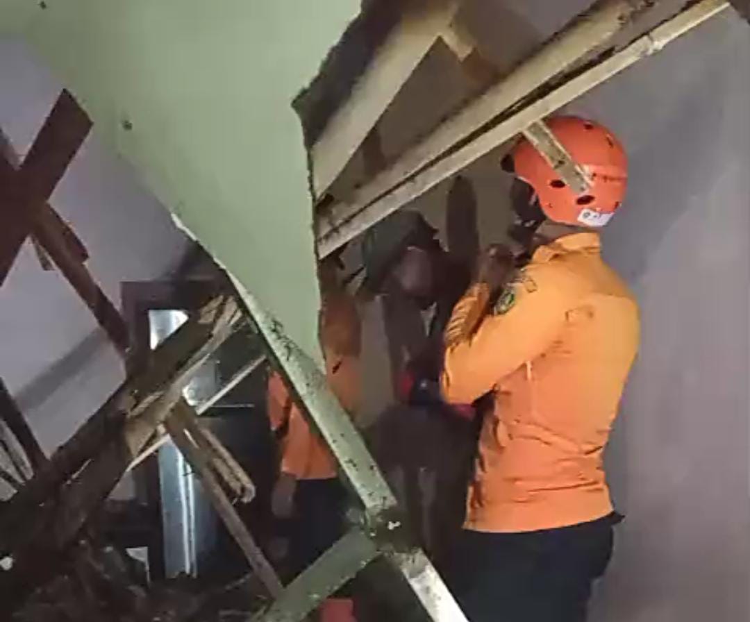 Rumah Warga di Ciomas Roboh Dihantam Angin Kencang, 1 Orang Terluka Tertimpa Reruntuhan
