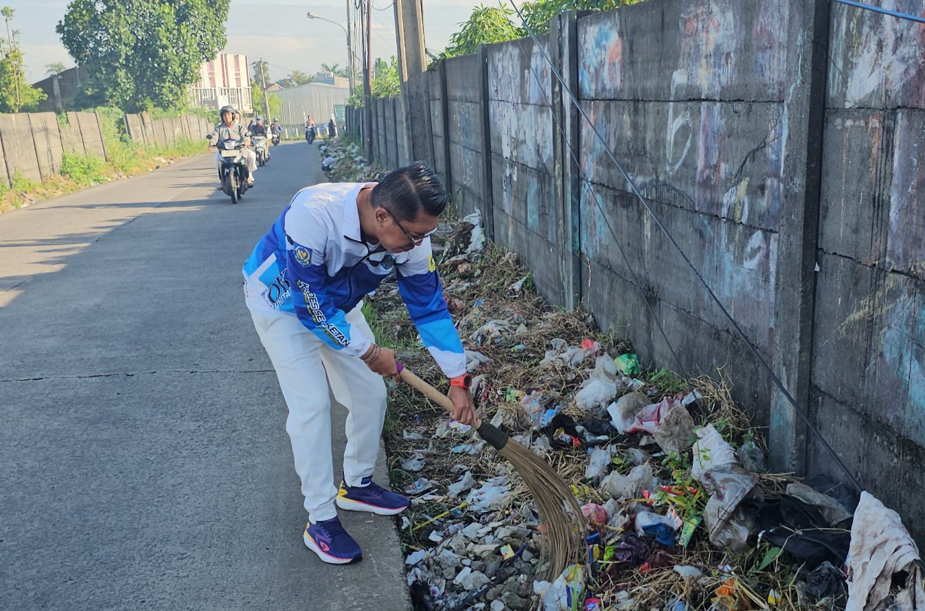 Kades Cimanggis Sediakan Hadiah Sepeda Bagi Penangkap Pembuang Sampah Liar