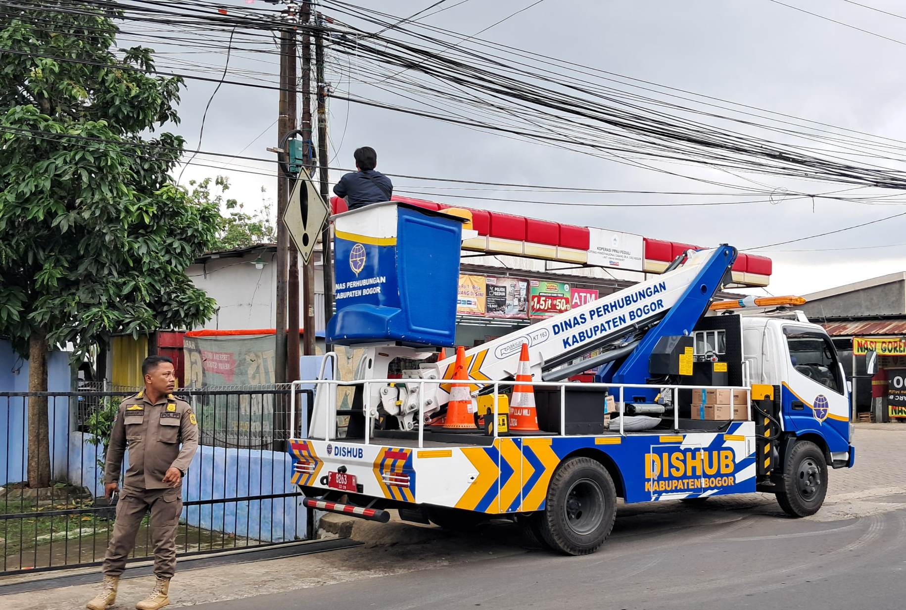 Banyak Aksi Tawuran, PJU Mati di Jalan Semplak Barat Akhirnya Diperbaiki Disbub Kabupaten Bogor