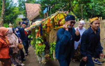 Penutupan HJB Ke-543, Belasan Dongdang Hasil Bumi Diarak, Warga Lembur Sawah Gelar Sidekah Bumi