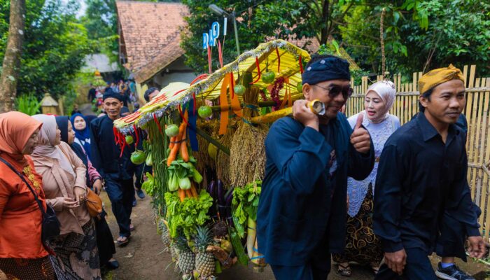 Penutupan HJB Ke-543, Belasan Dongdang Hasil Bumi Diarak, Warga Lembur Sawah Gelar Sidekah Bumi