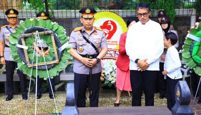 Kapolri Ziarah ke Makam Jenderal Hoegeng di TPBU Giritama Bogor: Sosok Panutan Bagi Seluruh Anggota Polri