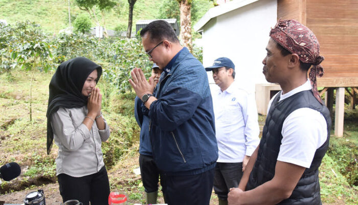 IPB University Beri Golden Ticket dan Beasiswa Penuh untuk Anak Petani Cibulao Cisarua