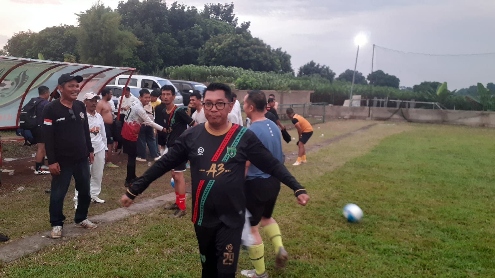 Tujuan Persahabatan Sepak Bola dengan Pemdes Kemang, Azis Anwar: Agar Tubuh sehat Tumbuhkan Etos Kerja yang Baik