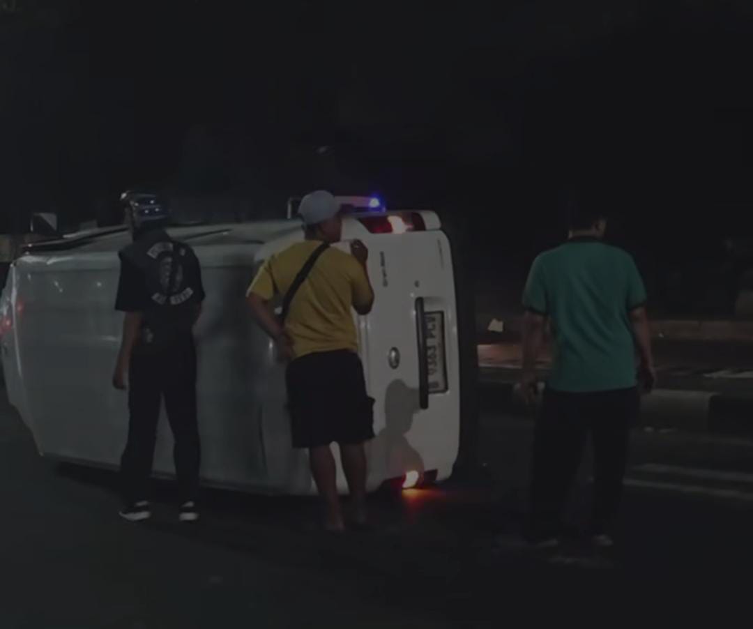 Gagal Fokus, Mobil Daihatsu Grandmax Terguling Usai Tabrak Traffic Light di Cibinong