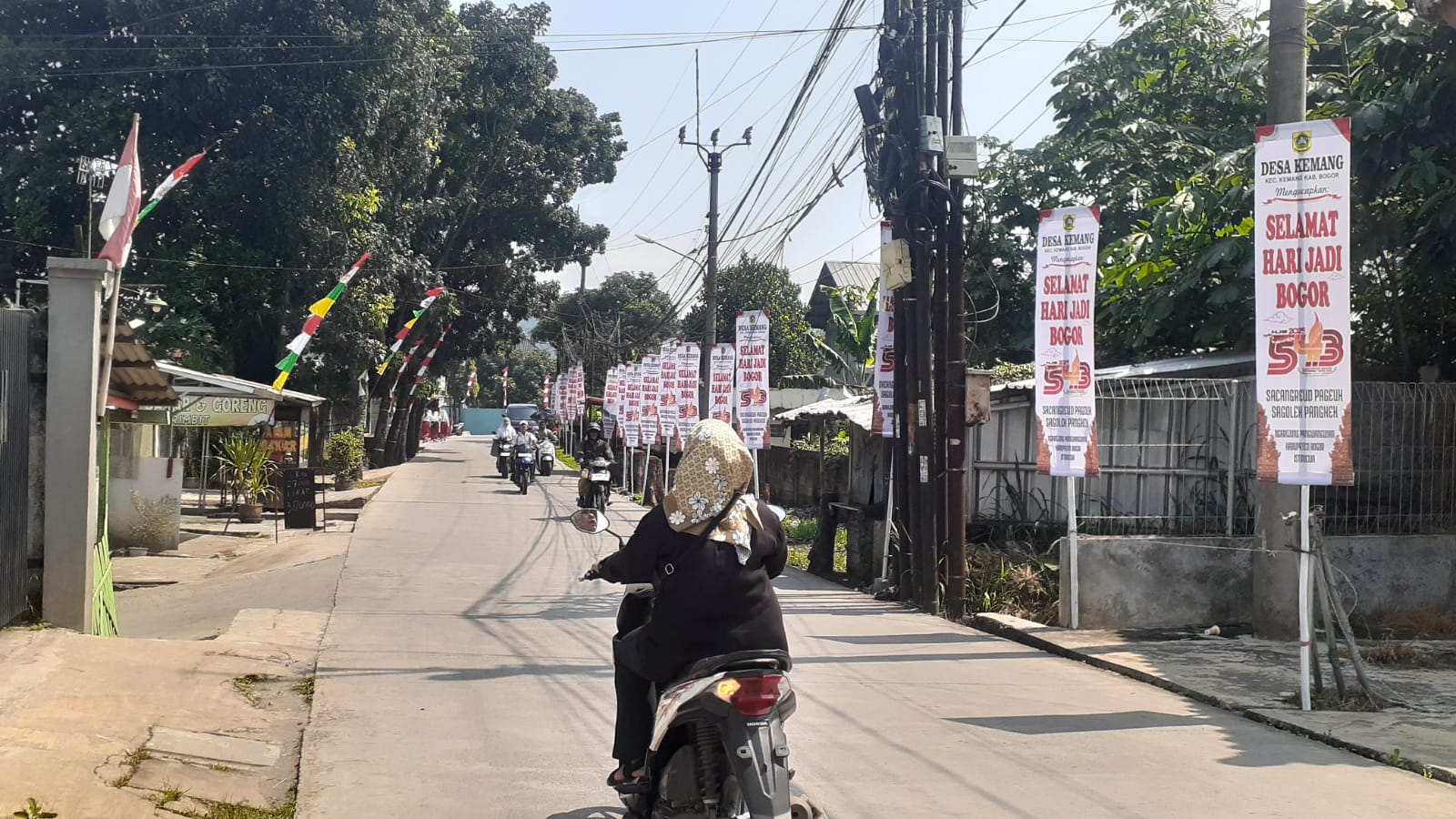 Sambut HJB ke-543, Desa Kemang Bersolek Pasang Ratusan Umbul-umbul