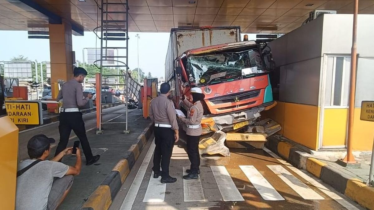 Diduga Alami Rem Blong, Truk Muatan Air Mineral Tabrak Dua Mobil di GT Ciawi 2