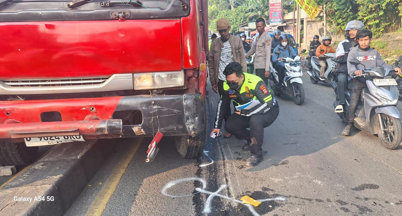 Gegara Hilang Kendali Truk Box Tabrak 4 Motor di Jalan Raya Parung, 1 Orang Tewas dan 3 Luka-luka