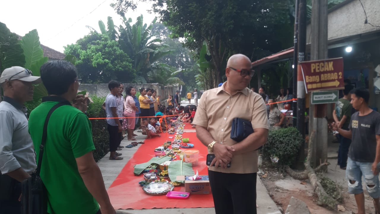 Betonisasi Rampung, Warga Desa Tegal Gelar Syukuran di Badan Jalan