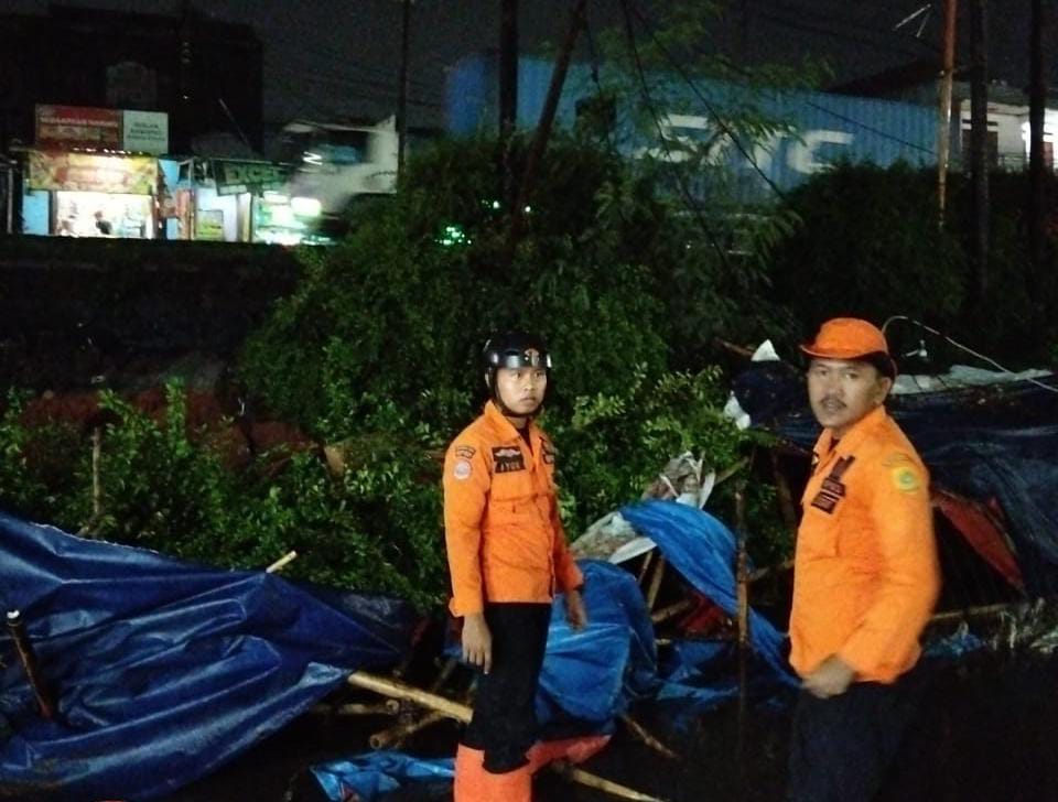 Imbas Hujan Deras, 2 Unit Motor di Cileungsi Tertimbun Longsor